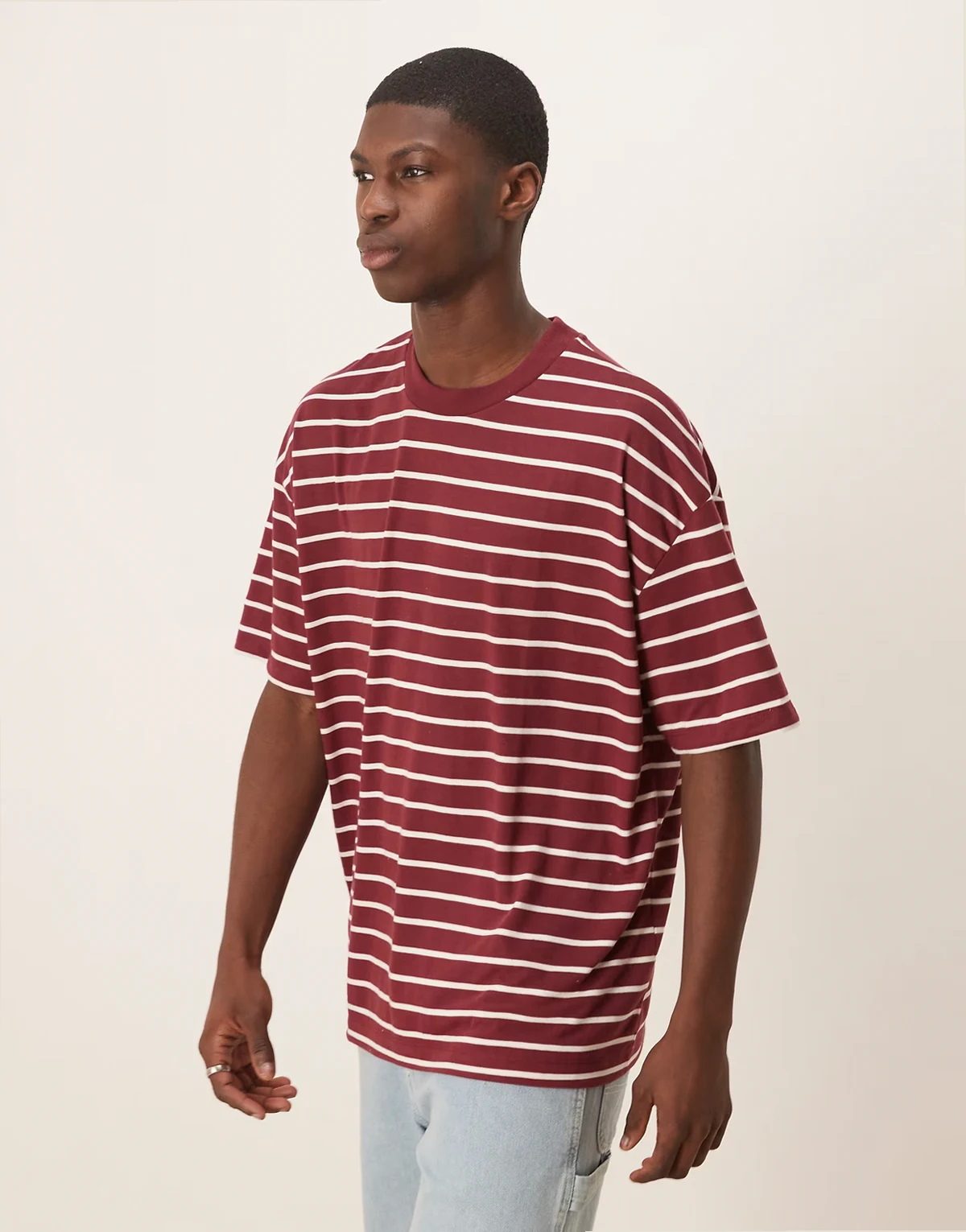 – Bordowo-biały T-shirt oversize w paski