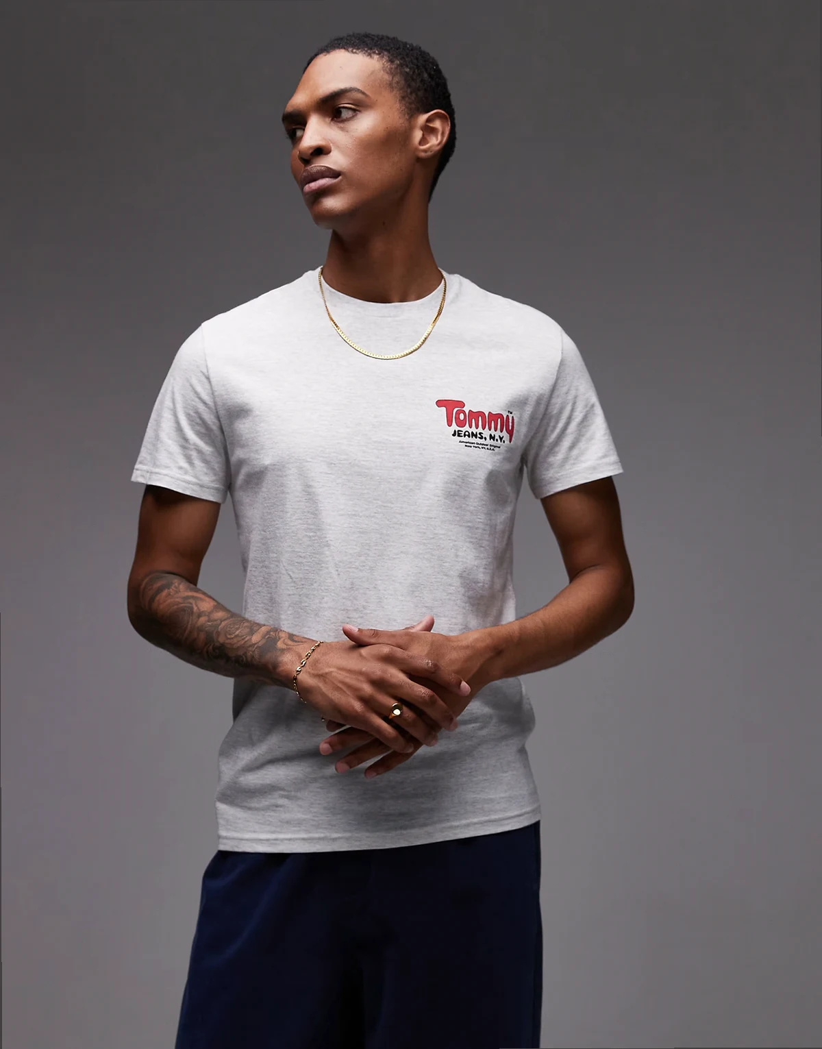 – Dopasowany bladoszary T-shirt z logo na piersi