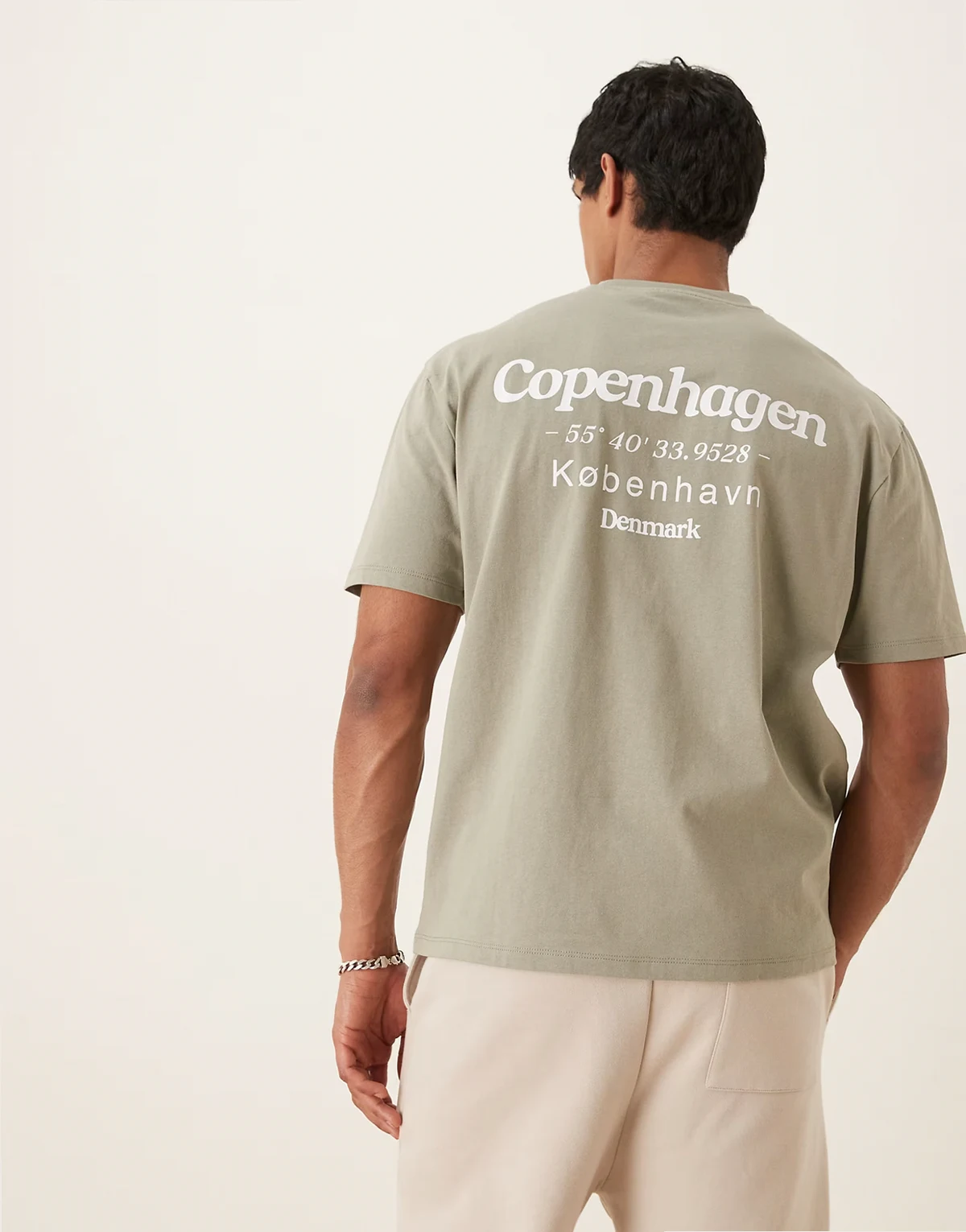 – Szary luźny T-shirt z nadrukiem z napisem „Copenhagen” na plecach
