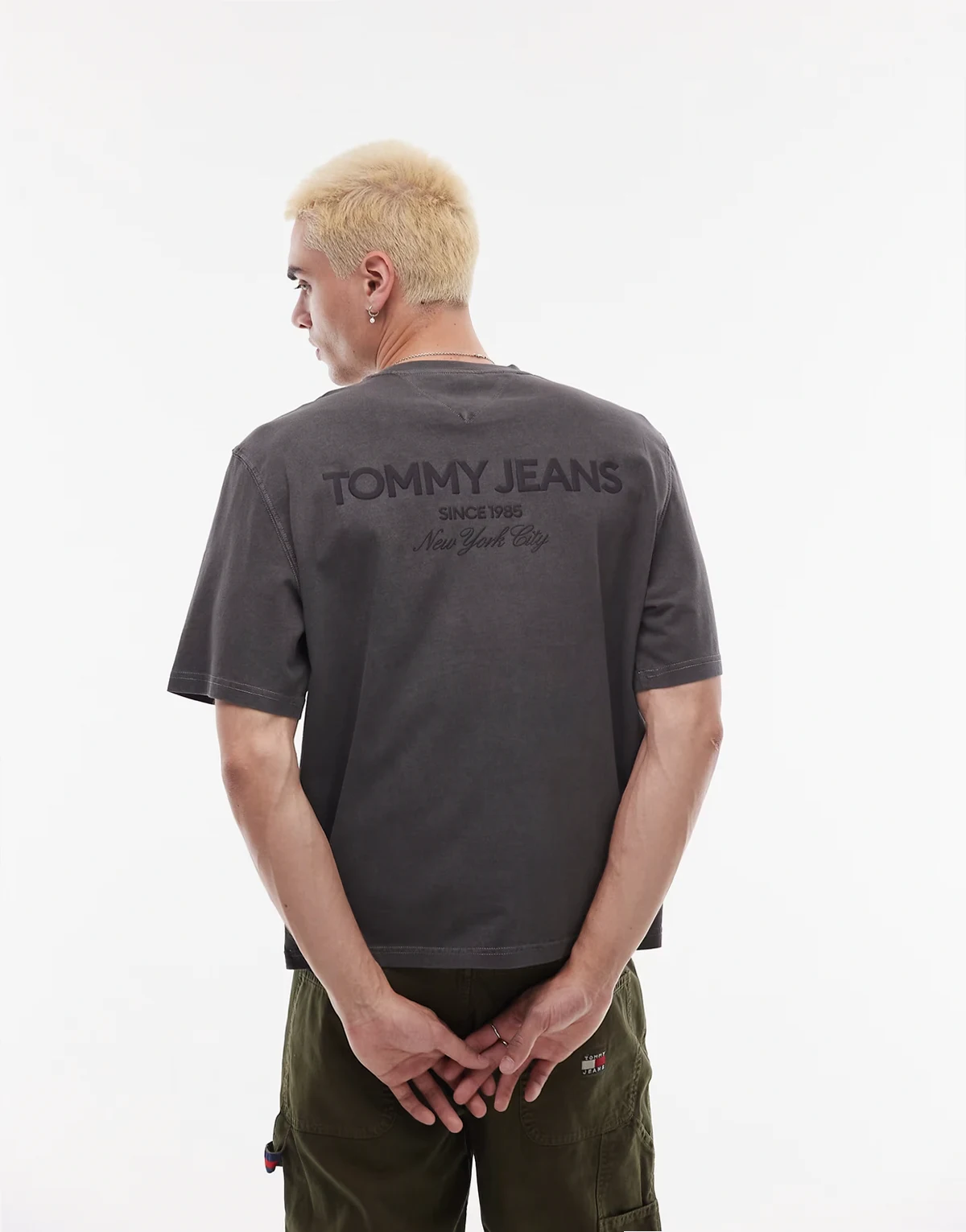 – Czarny sprany T-shirt oversize w stylu lat 90.