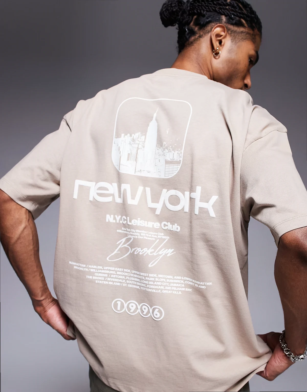 – Beżowy T-shirt oversize z grafiką z napisem New York