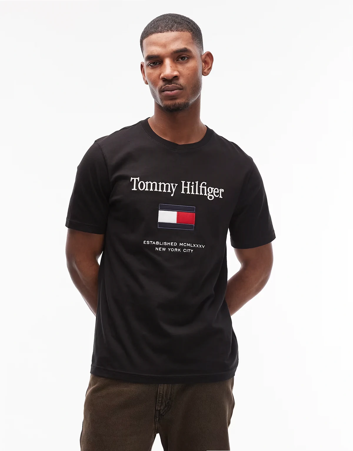– Czarny T-shirt z grafiką i logo na środku
