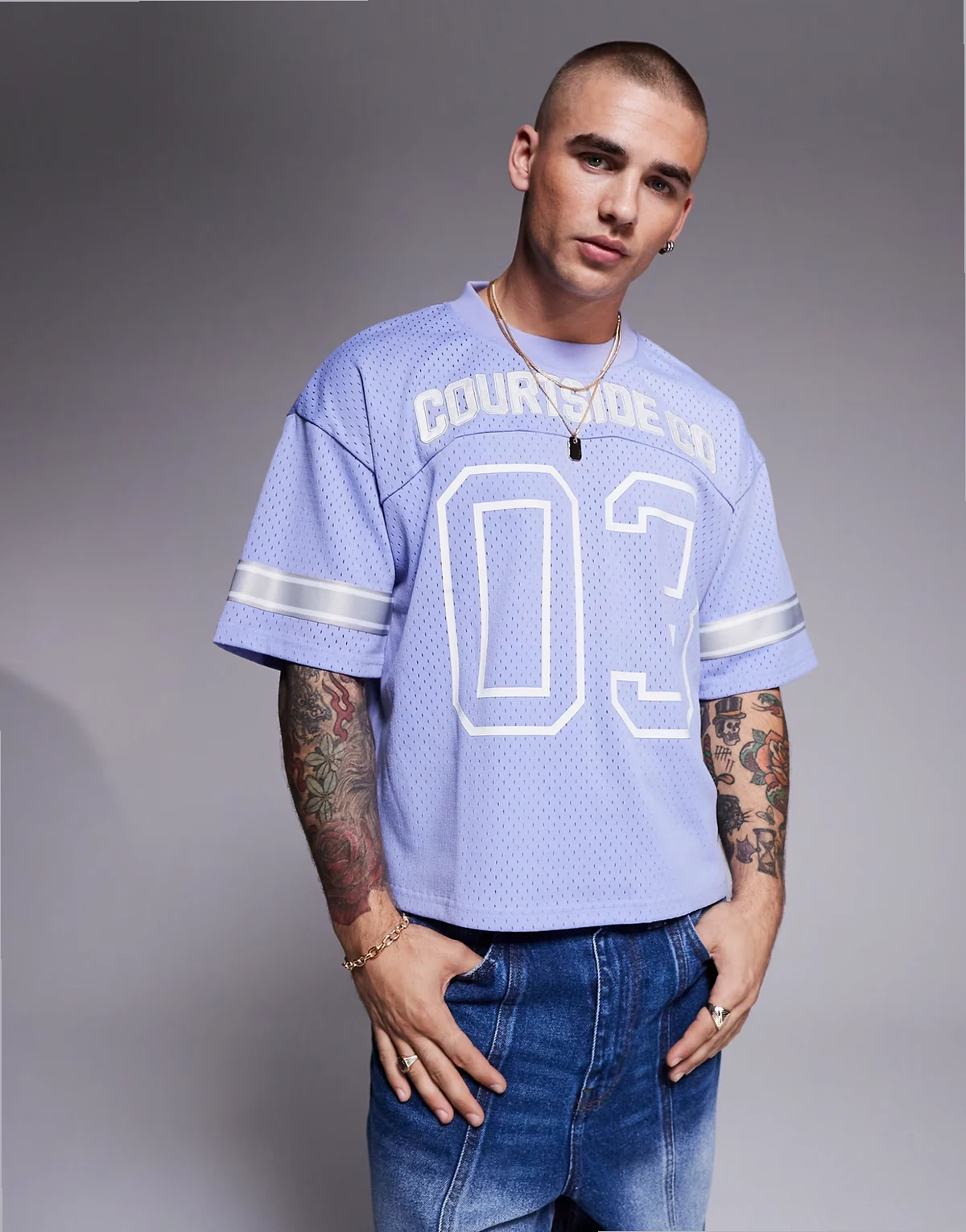 – Niebieski sportowy top z kontrastowymi paskami