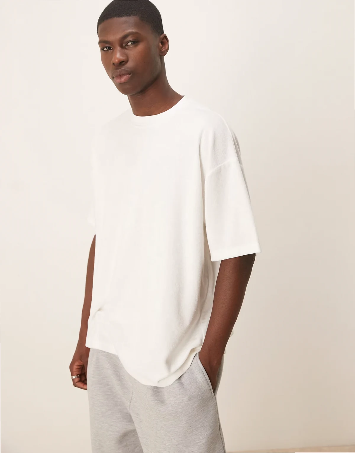 – Biały T-shirt oversize z materiału frotté