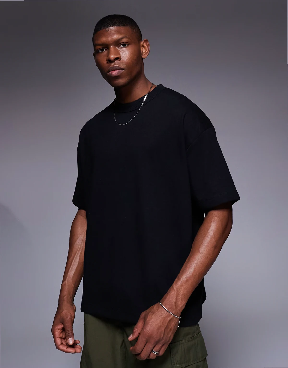 – Czarny miękki T-shirt o pudełkowym kroju oversize