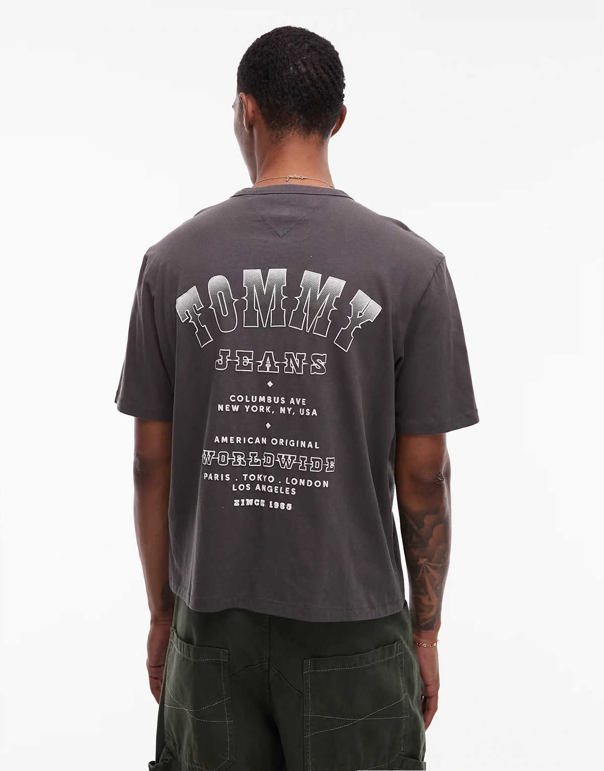 – Czarny sprany pudełkowy T-shirt z nadrukiem na plecach w kowbojskim stylu