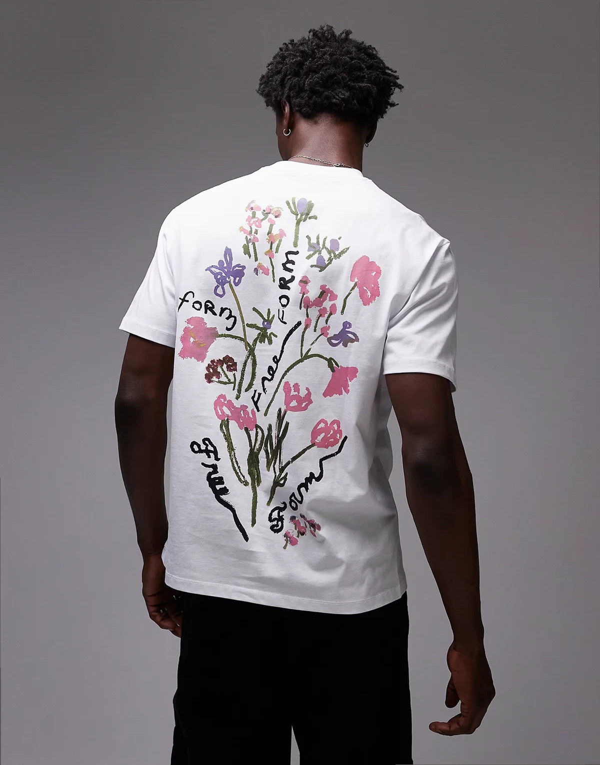 – Luźny T-shirt w kolorze ecru, z kwiatowym wzorem