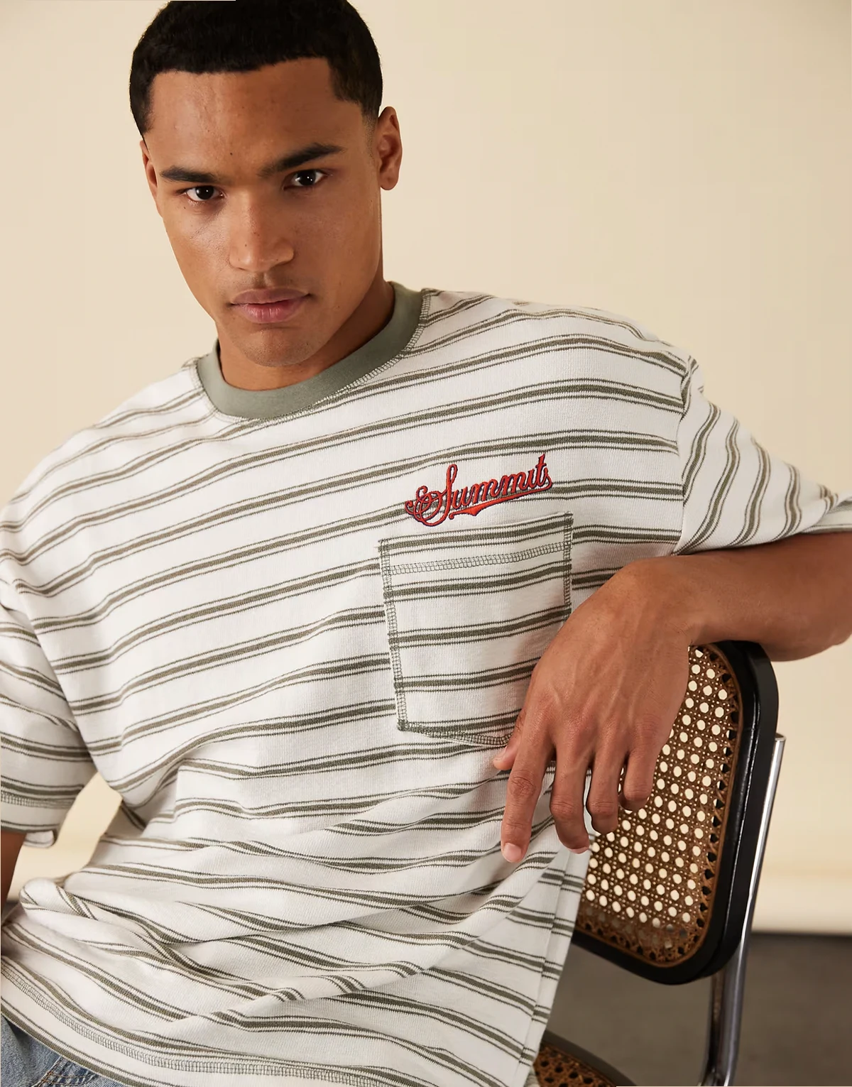 – Biało-czarny T-shirt oversize w paski z haftem na piersi