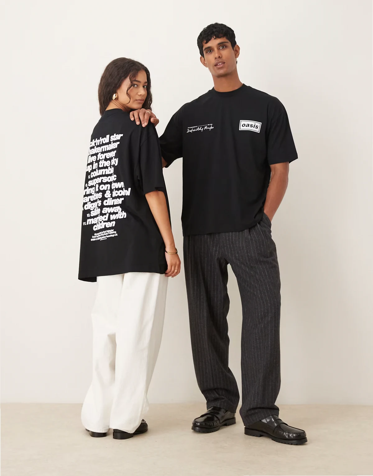 – Czarny T-shirt oversize z nadrukiem z listą utworów z albumu „Definitely Maybe“ zespołu Oasis