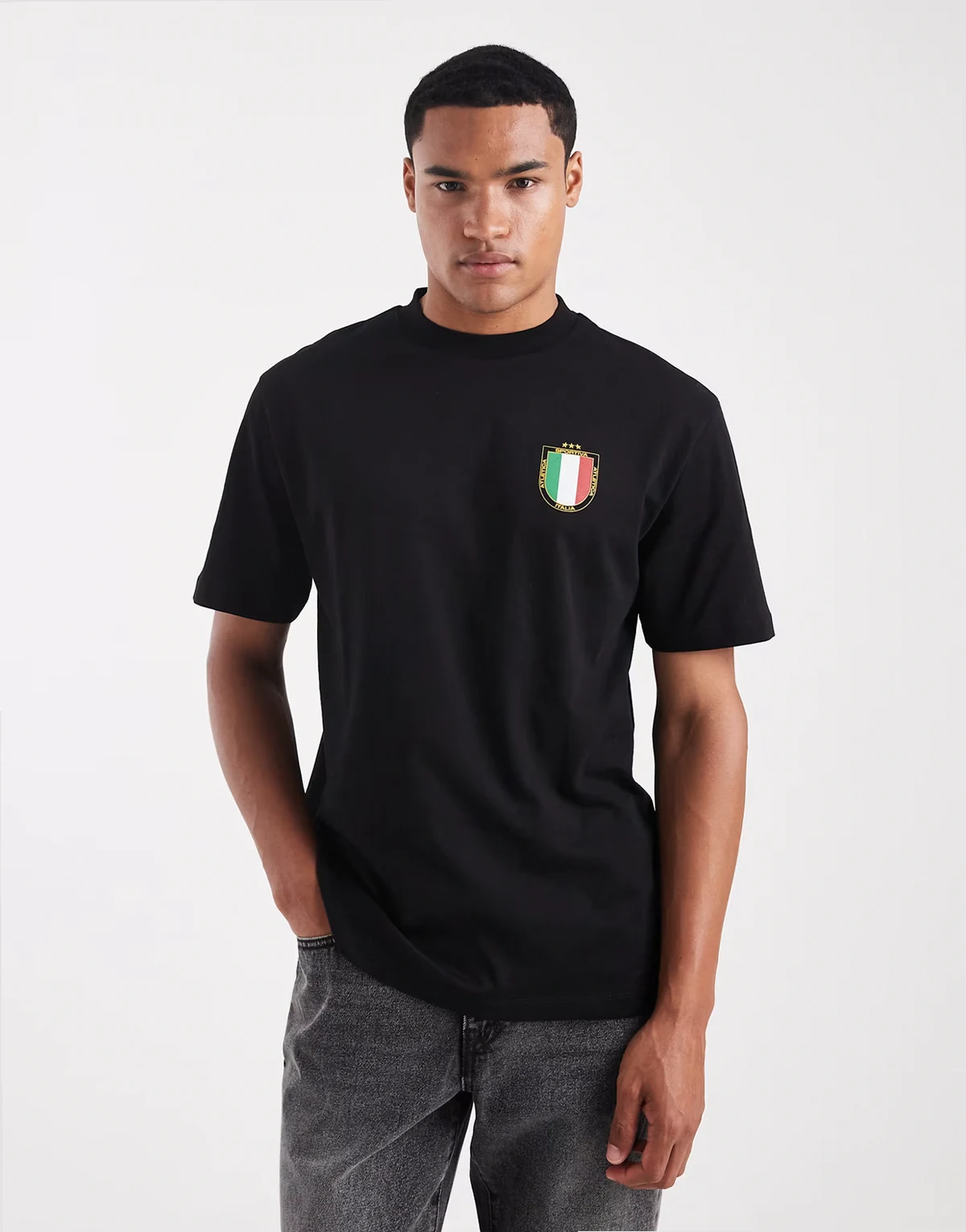 – Czarny luźny T-shirt z grafiką z włoskim motywem