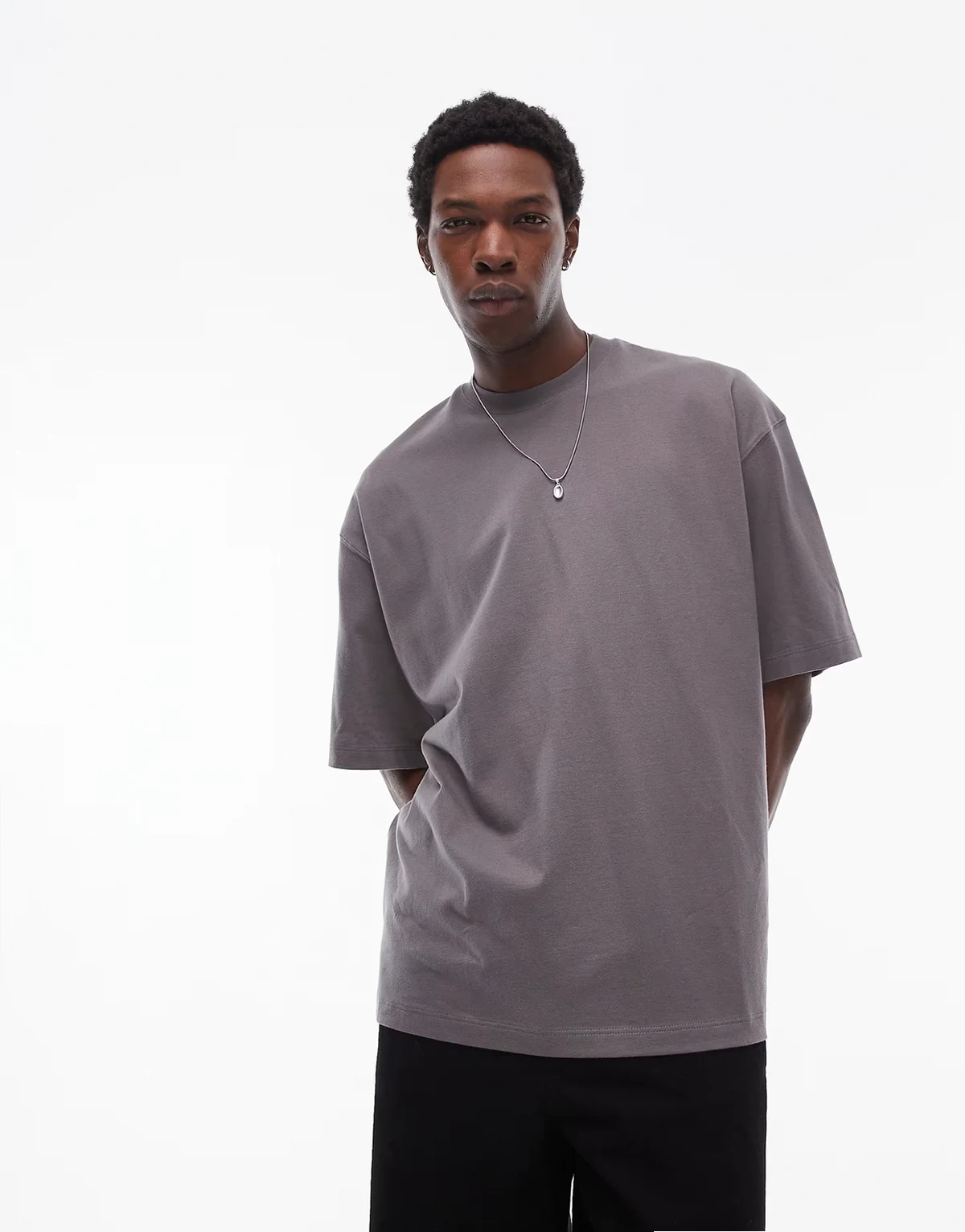 – Szary T-shirt extreme oversize