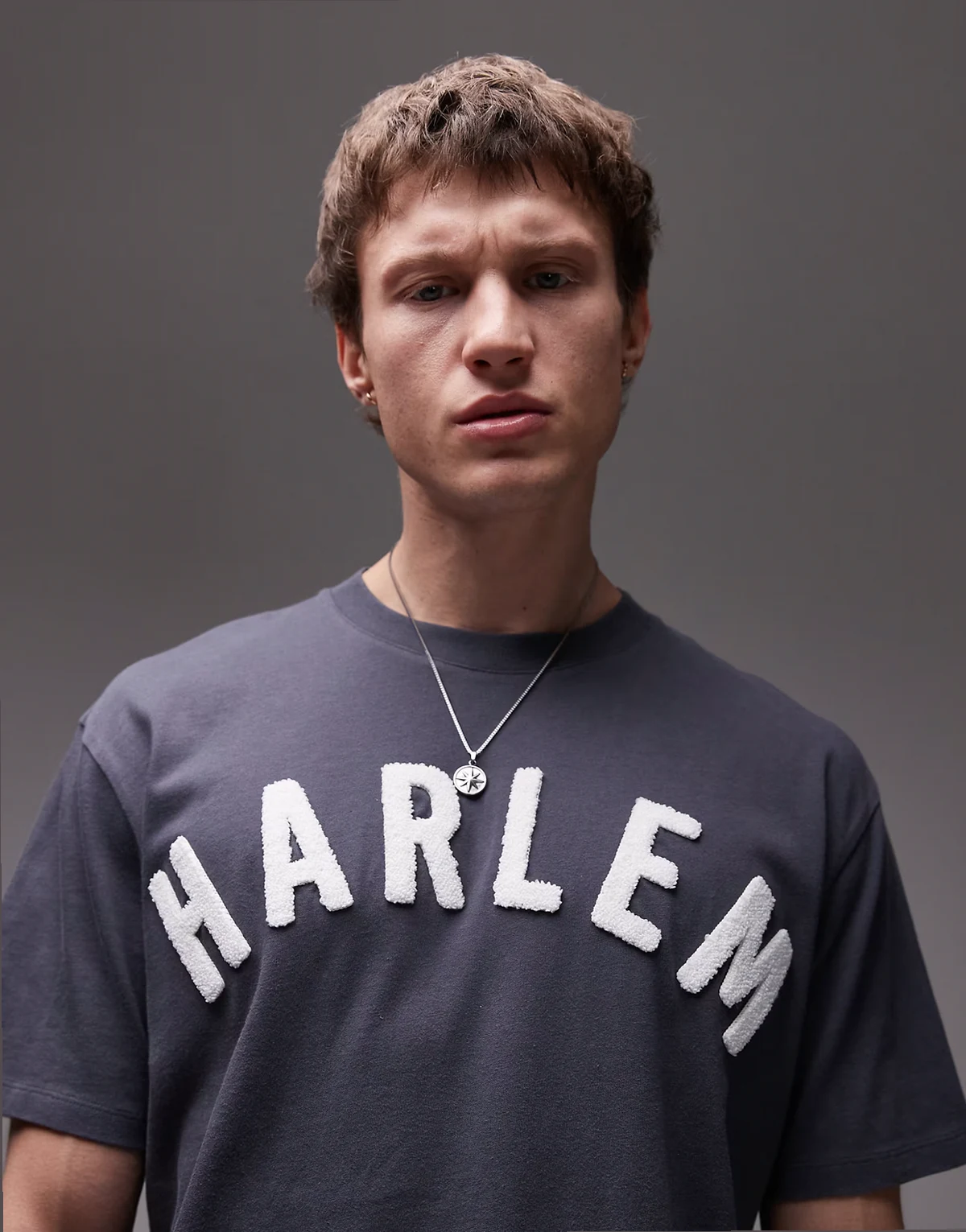 – Premium – T-shirt o luźnym kroju w spranym szarym kolorze z szenilowym haftem z napisem Harlem