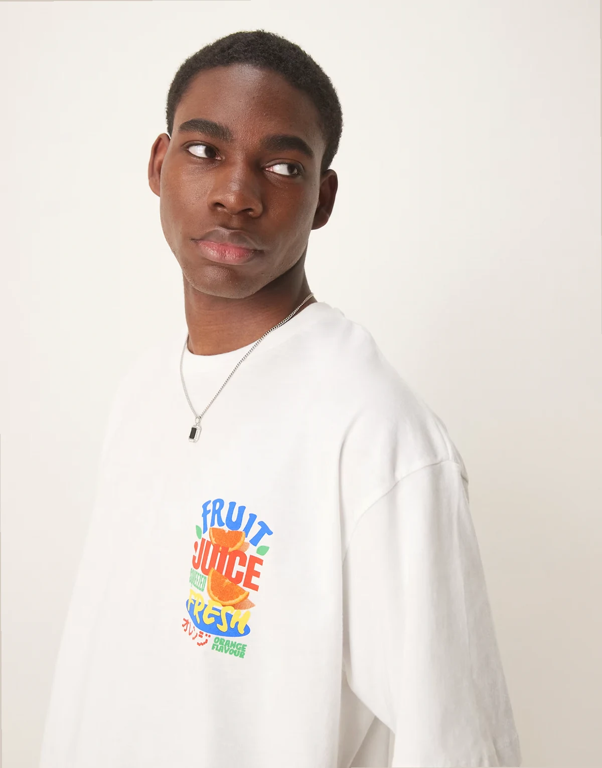 – Biały T-shirt oversize z letnią grafiką