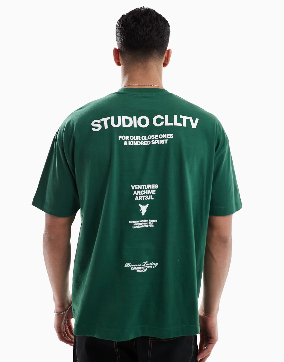 – Zielony T-shirt oversize z napisem graficznym na plecach
