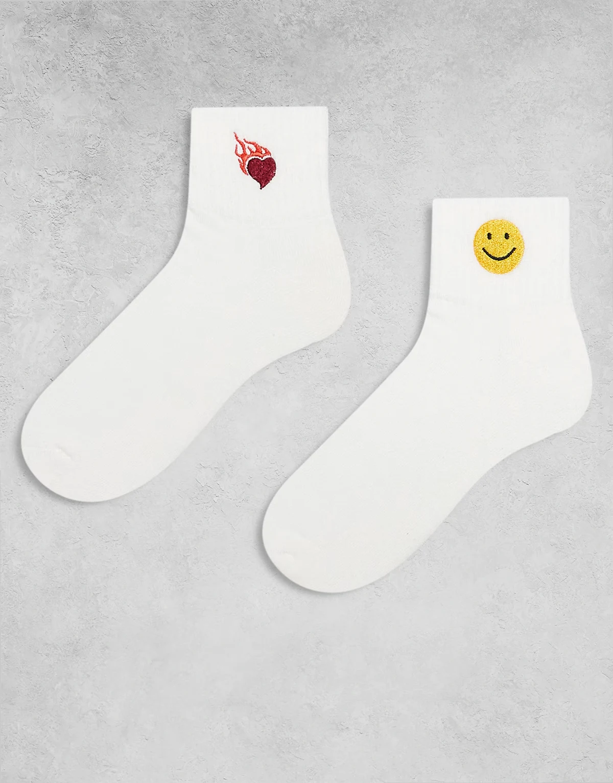 – 2er-Pack Socken in Weiß mit aufgestickten Symbolen