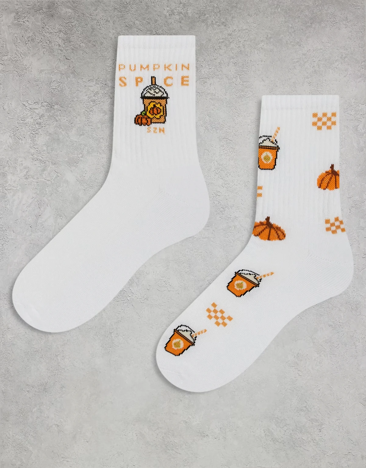 – 2er-Pack Socken in Weiß mit „Pumpkin Spice“-Grafikmotiv