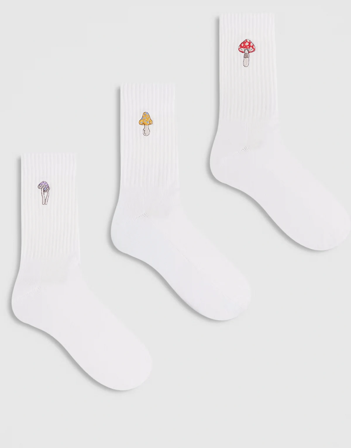 – Zestaw 3 par białych skarpetek z wyhaftowanymi motywami grzybów