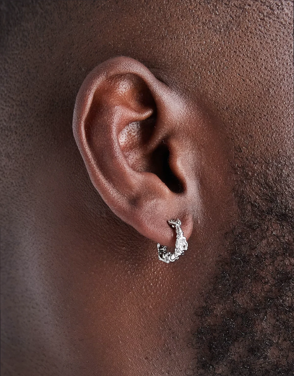 – Kolczyki-kółka o stopionym młotkowanym kształcie w kolorze srebra