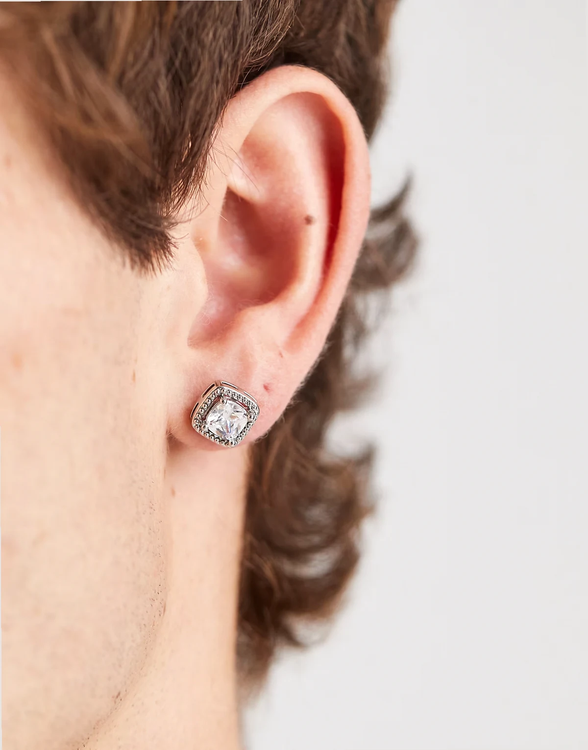 – Kolczyki w odcieniu srebra z kwadratowymi kryształkami