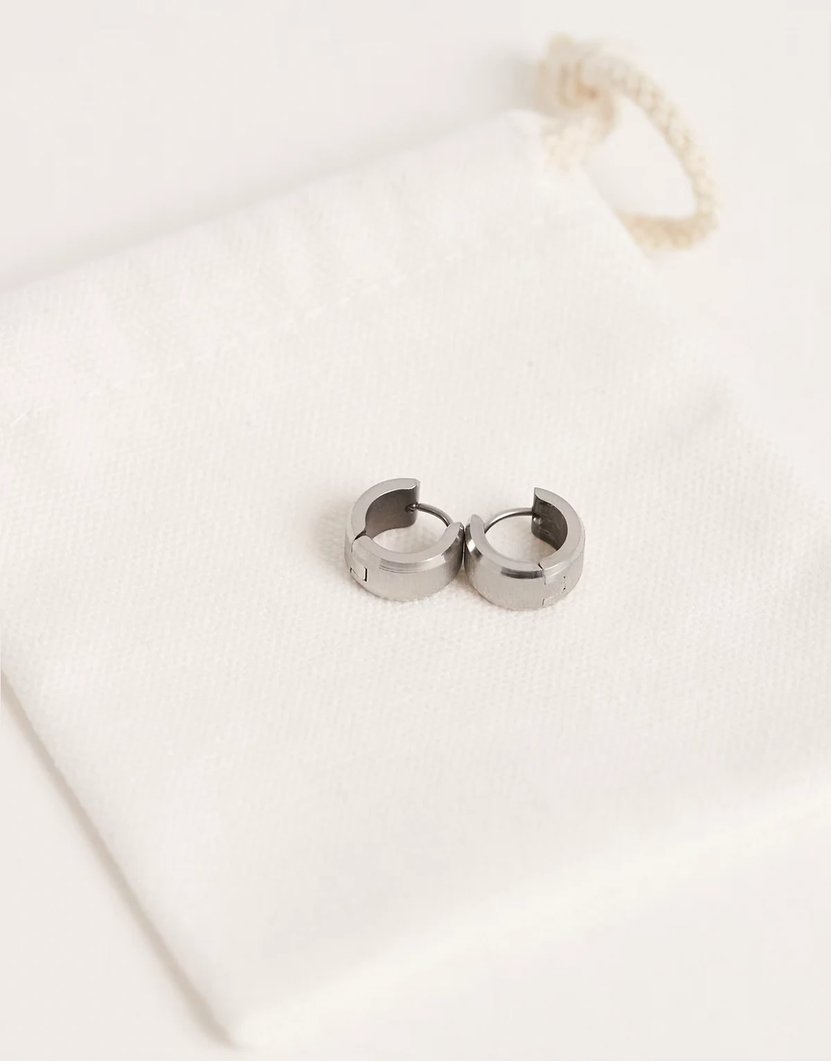 – Kolczyki-koła ze stali nierdzewnej w odcieniu srebra ze szczotkowanym wykończeniem