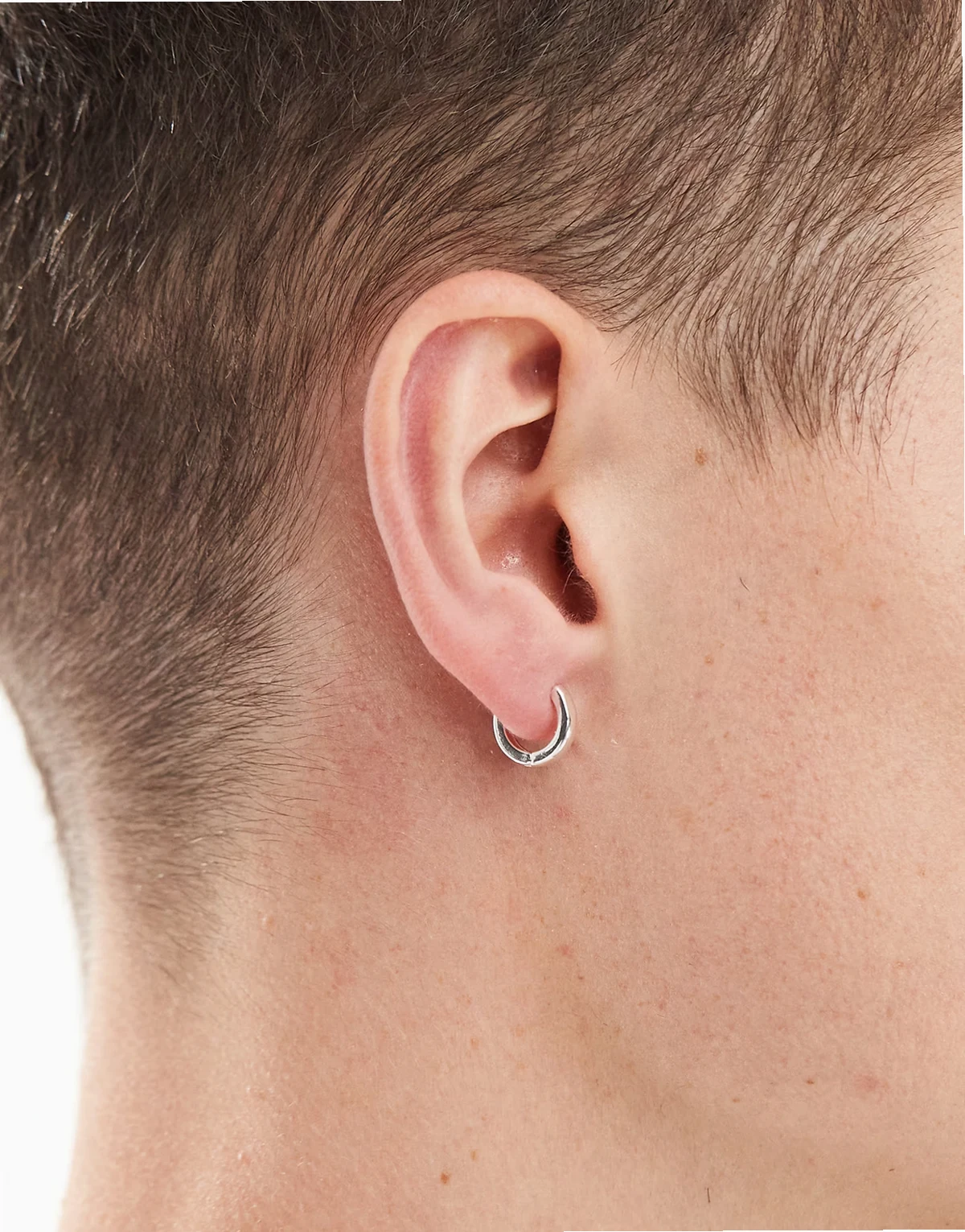 – Posrebrzane kolczyki-koła o średnicy 9 mm