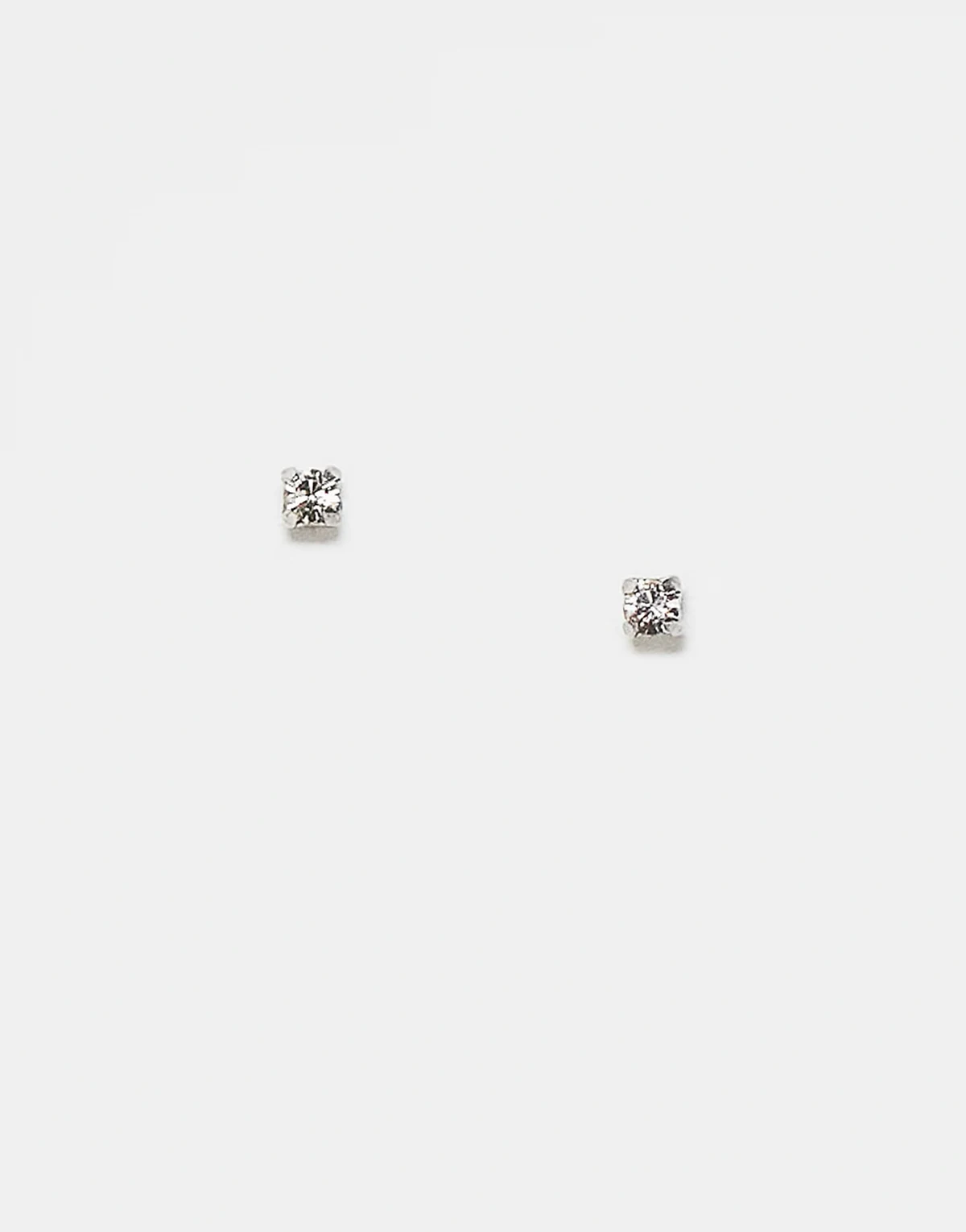 – Set mit 2-mm-Ohrsteckern aus Sterlingsilber mit Schmucksteindetails