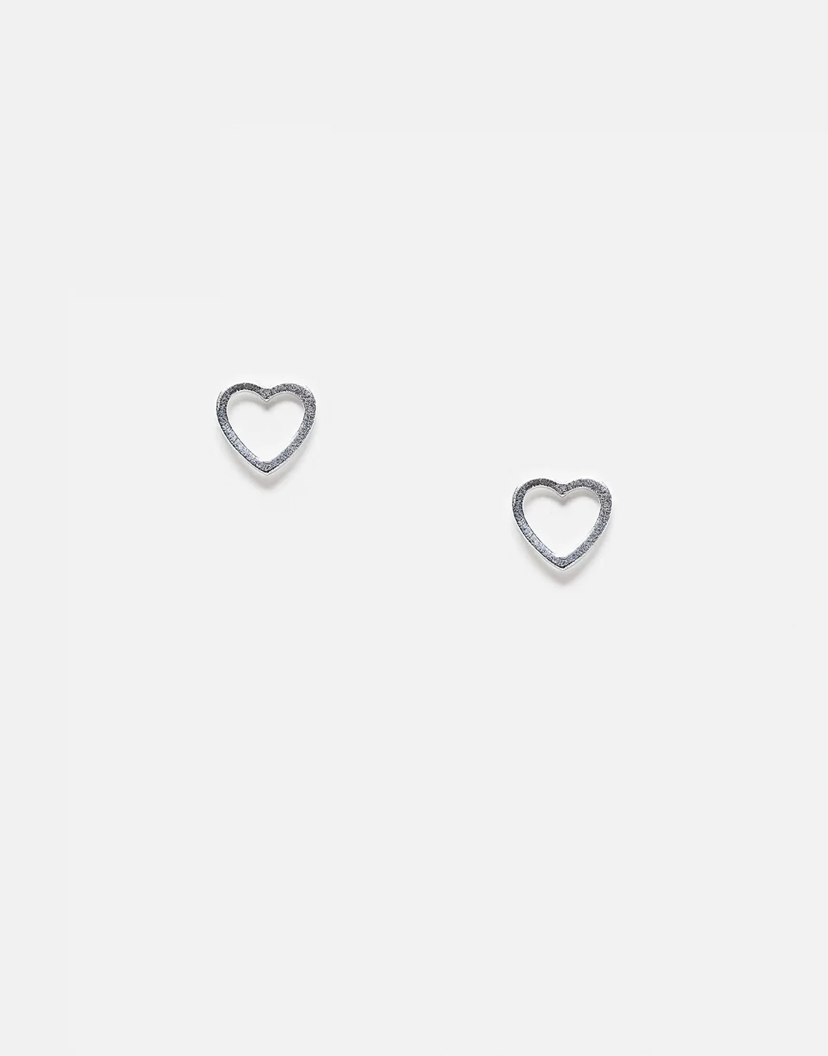– Kolczyki w kształcie serca w kolorze srebra