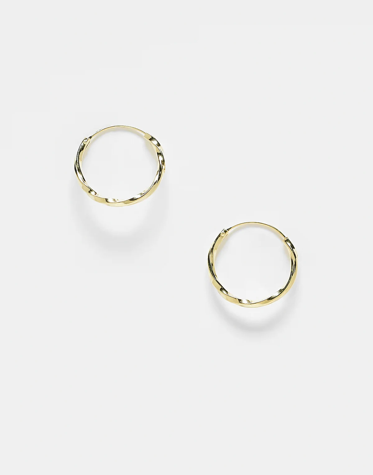 – Pozłacane skręcone kolczyki-koła o średnicy 14 mm