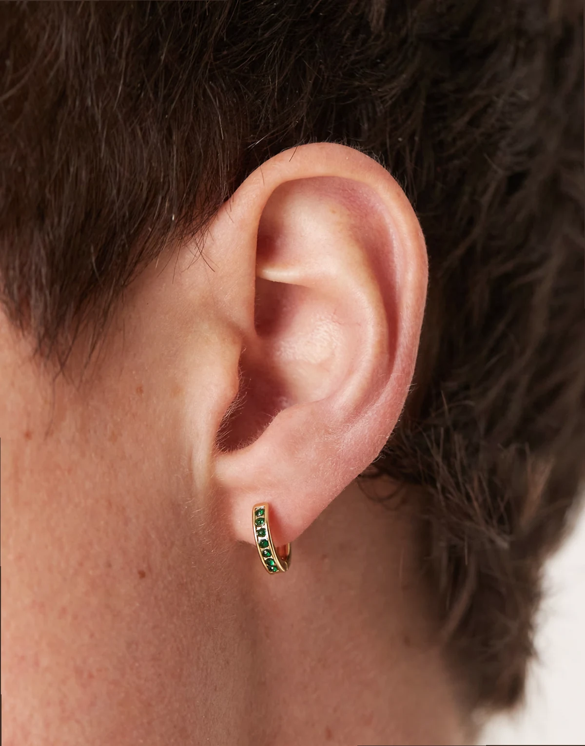 – Kolczyki-koła w kolorze złota ze szmaragdowym kamieniem