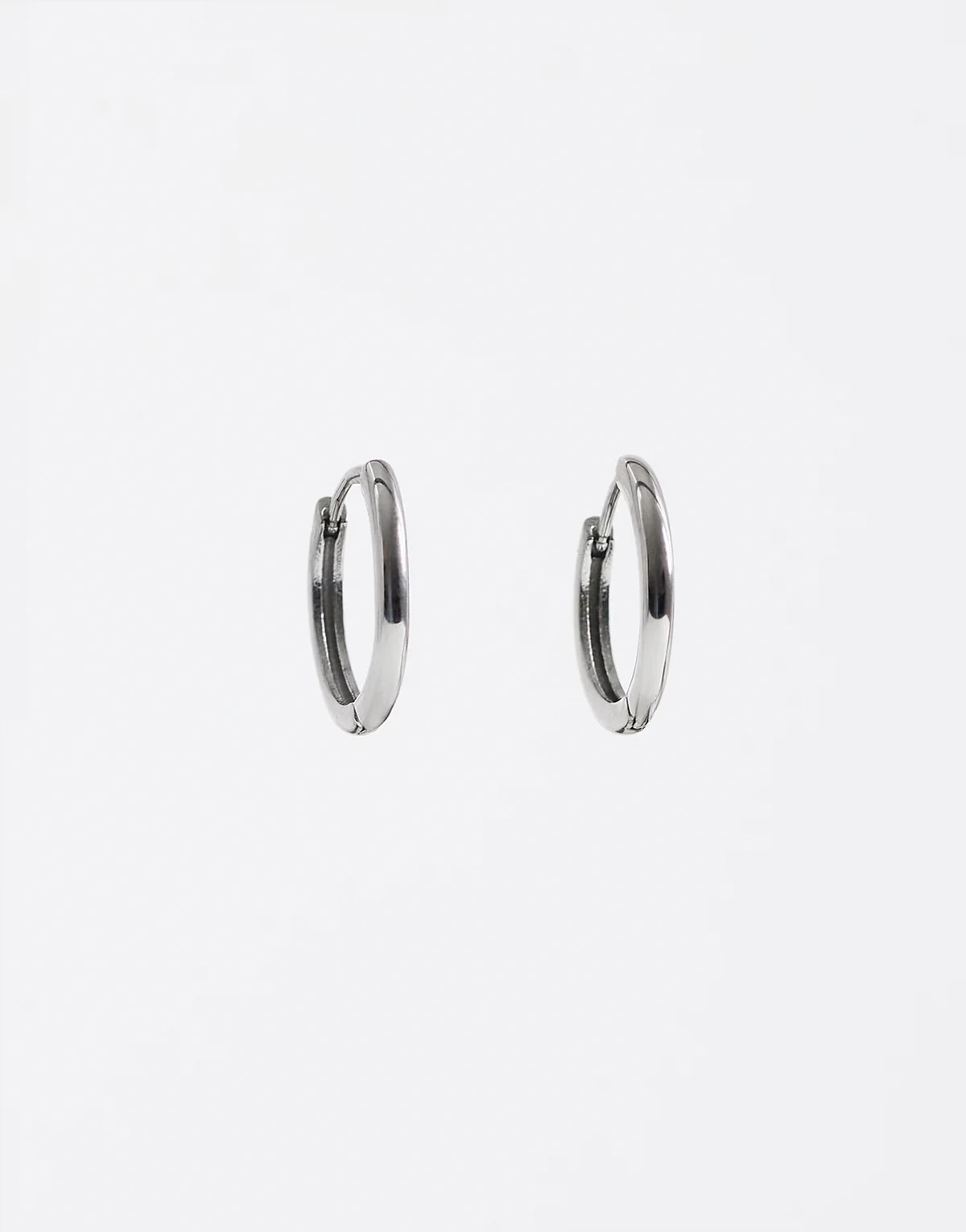 – Kleine Creolen in Silberoptik