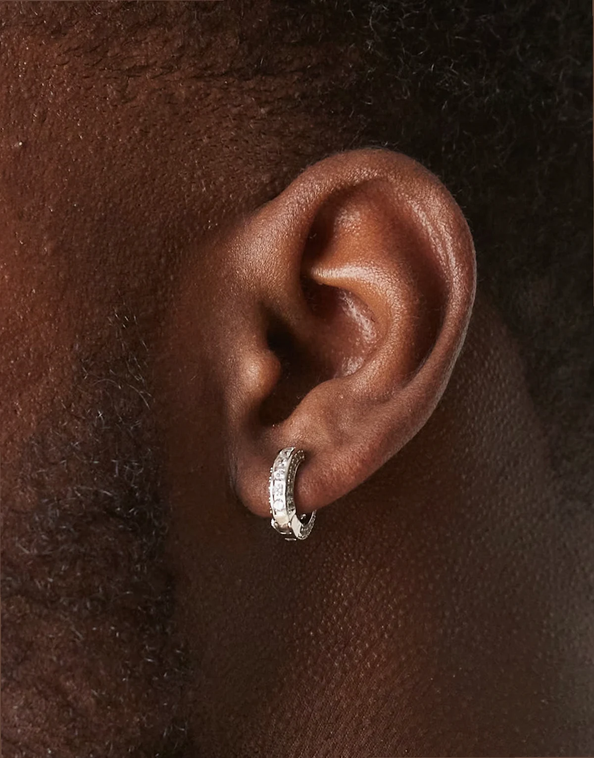 – Kolczyki-koła w odcieniu srebra z kryształkami