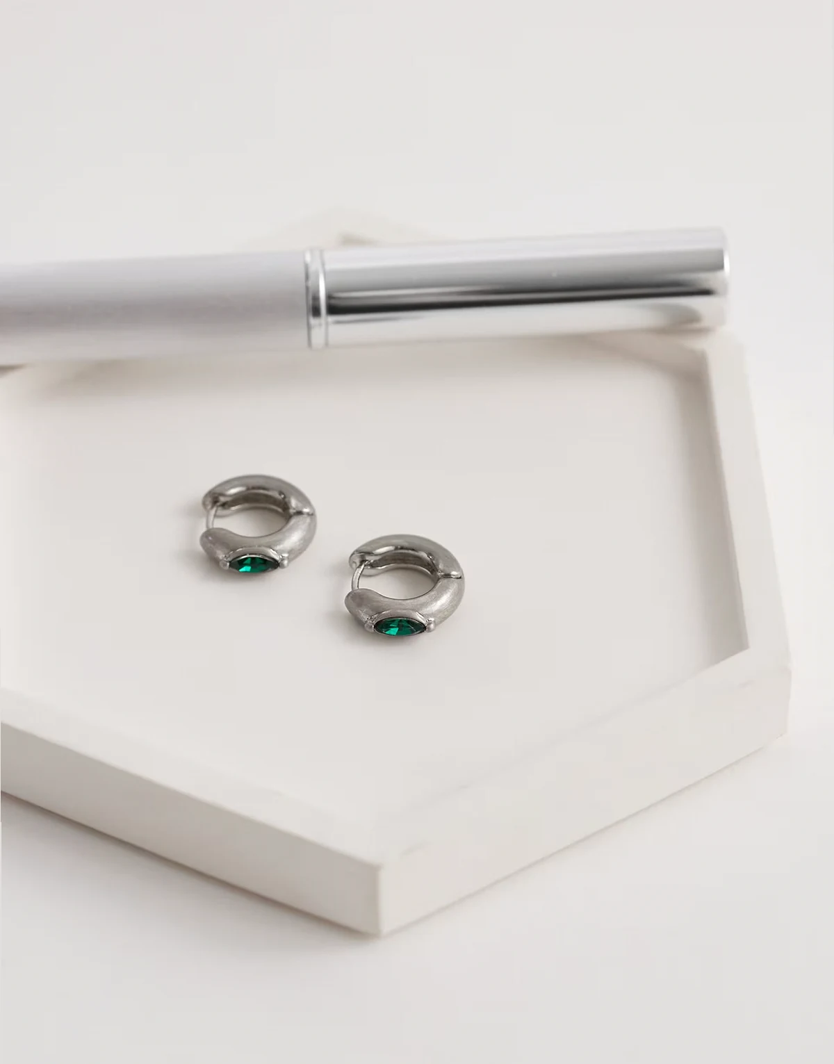 – Masywne kolczyki-koła w kolorze polerowanego srebra ze szmaragdowym kamieniem