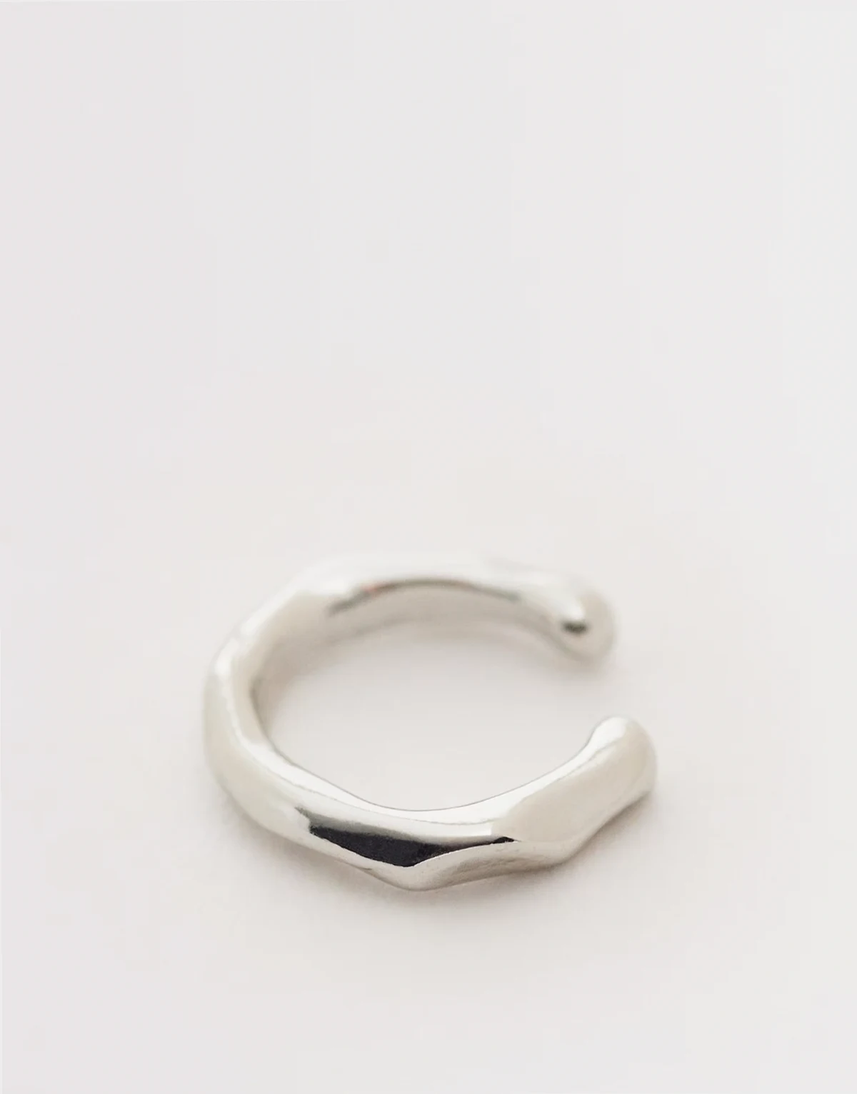 – Stopiona nausznica o geometrycznym kształcie w srebrnym kolorze