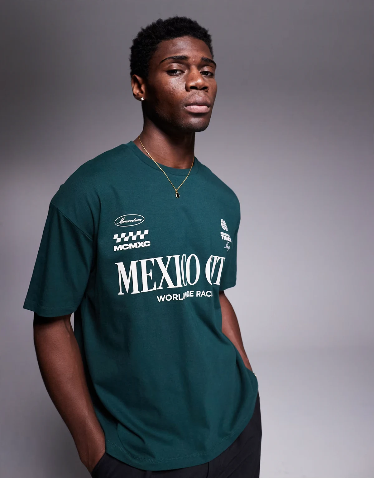 – Zielony T-shirt oversize z napisem na piersi