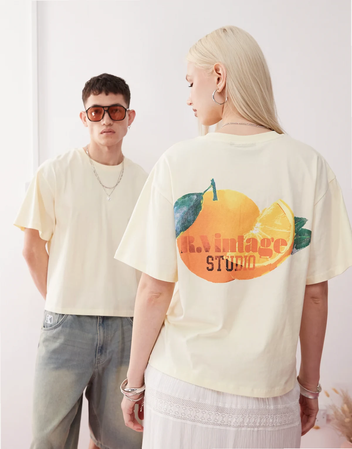– Kremowożółty T-shirt unisex o pudełkowym kroju z grafiką owoców