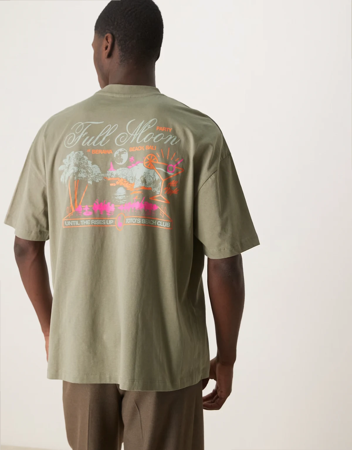 – T-shirt o pudełkowym kroju oversize w kolorze khaki z nadrukiem na plecach