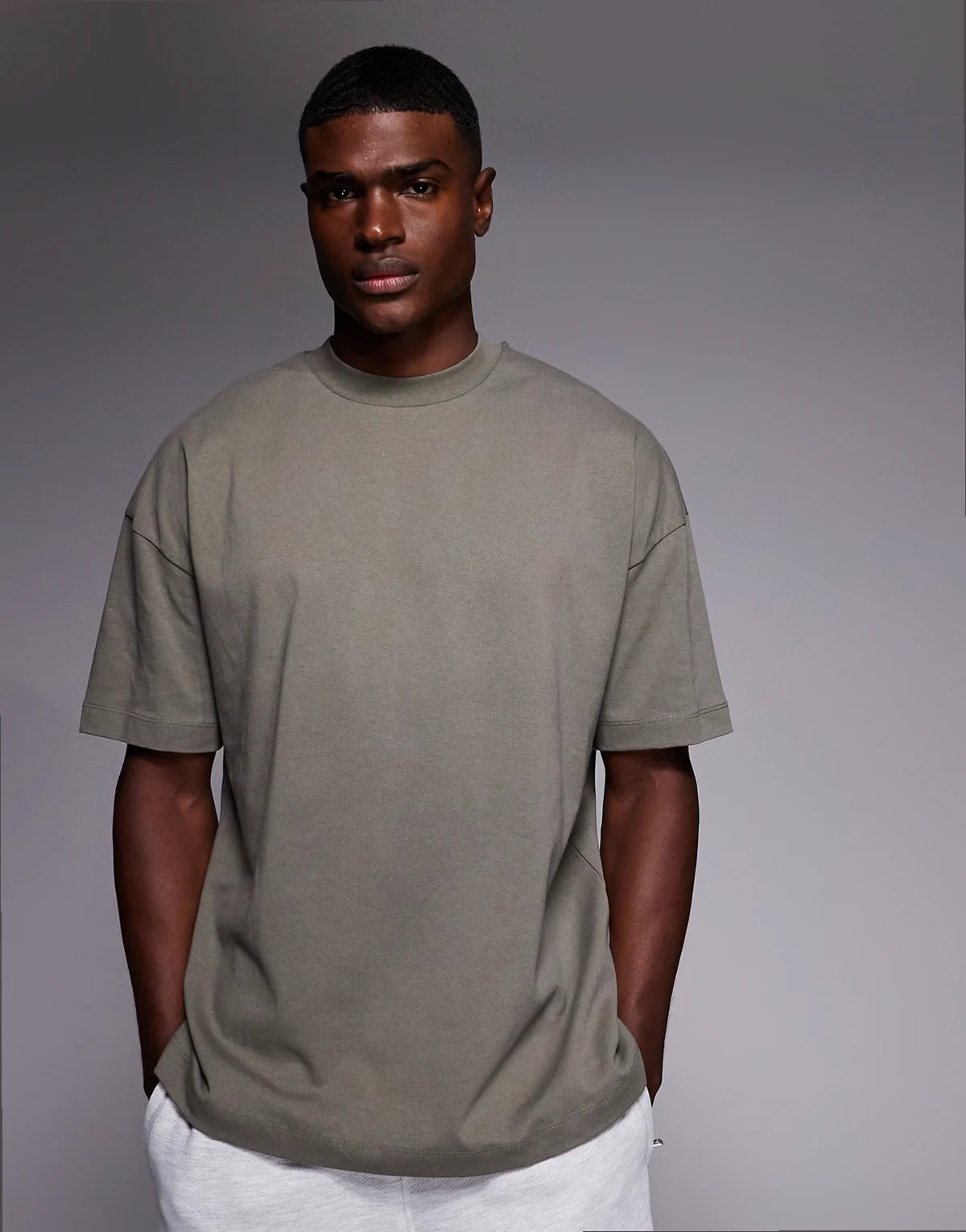 – Gruby T-shirt oversize w kolorze khaki z obniżoną linią ramion