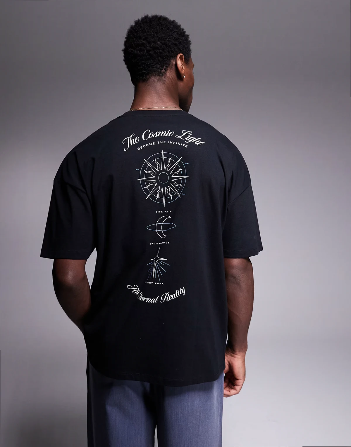 – Czarny T-shirt oversize z obniżoną linią ramion z astrologicznym nadrukiem