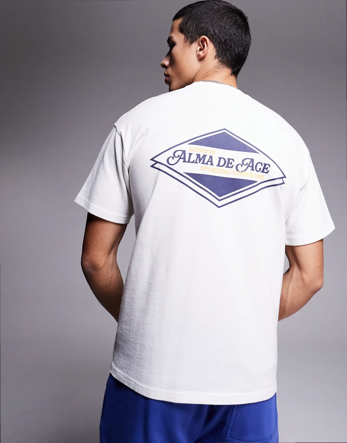 – T-Shirt in Weiß mit Grafikprint am Rücken, 240 g/m²