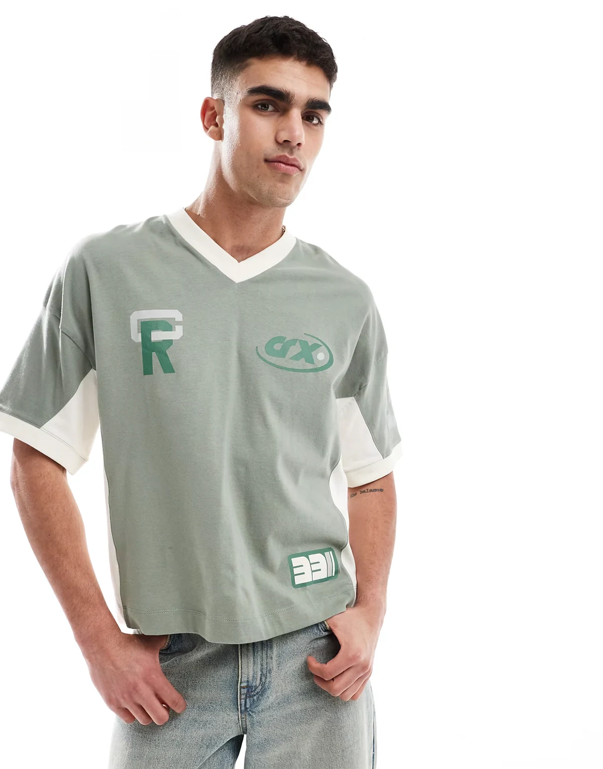 – Zielony pudełkowy T-shirt oversize z obniżoną linią ramion z łączonych elementów ze sportową grafiką