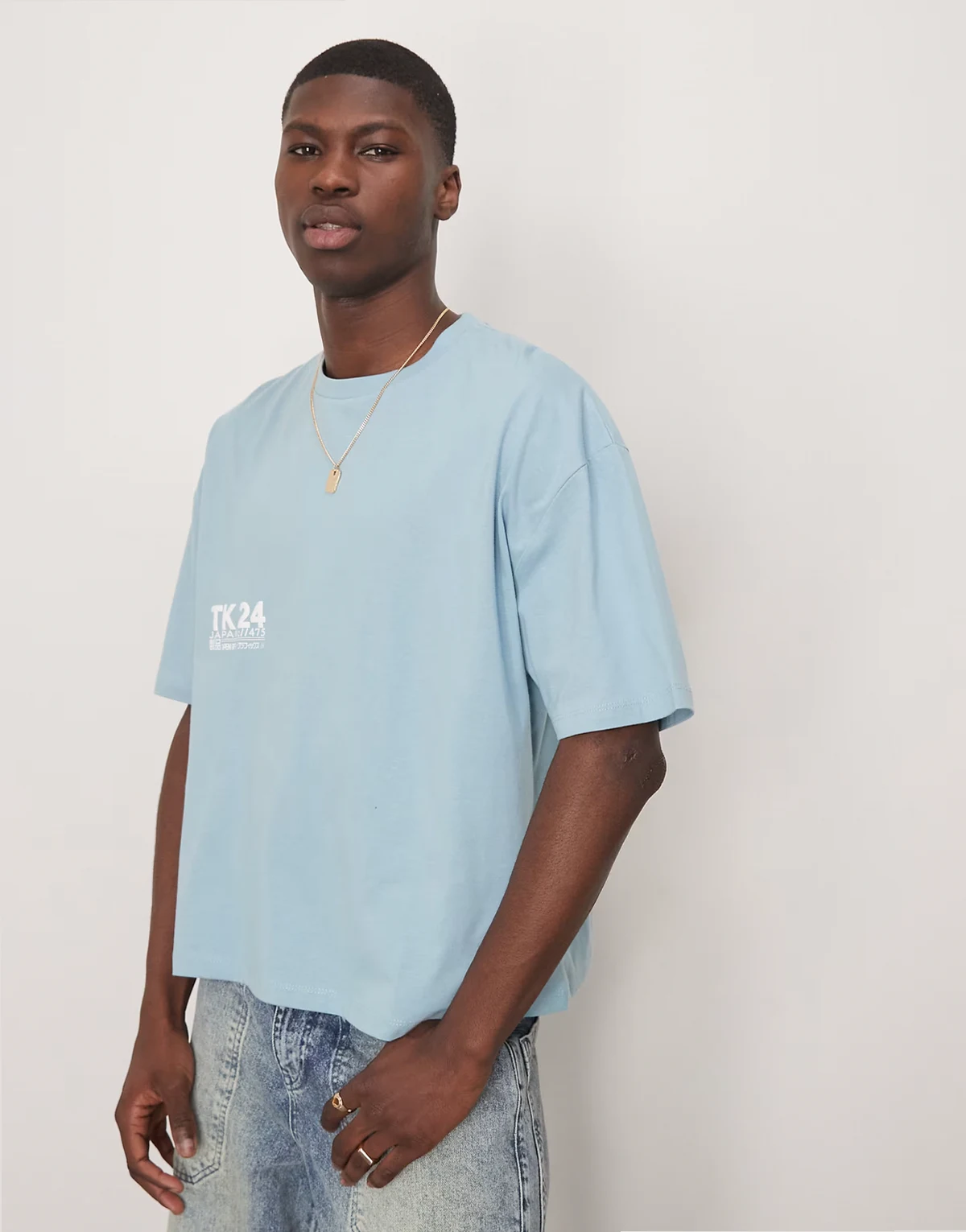 – Niebieski T-shirt oversize o pudełkowym kroju z napisem