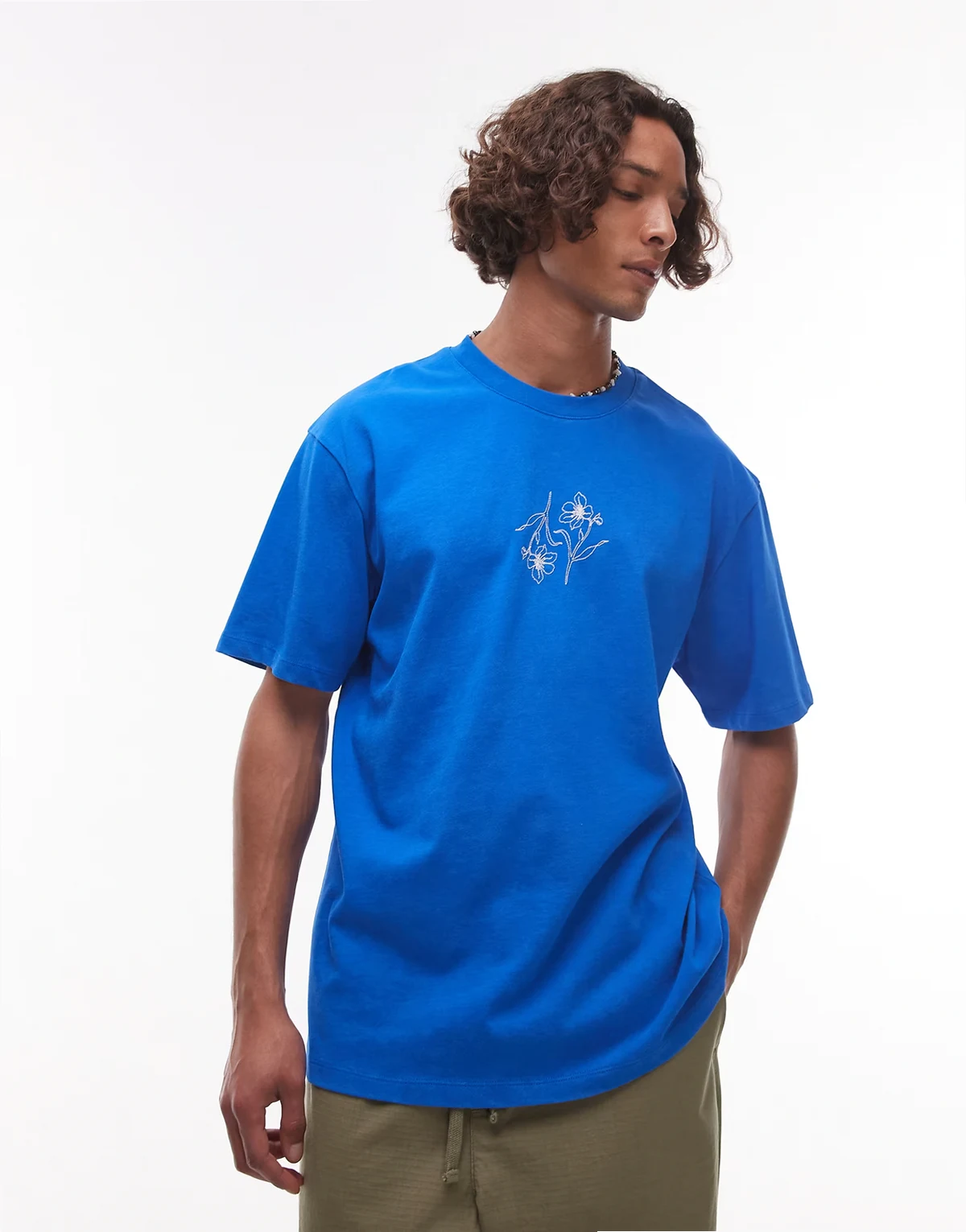 – Luźny T-shirt z haftowanymi kwiatami, w spranym kolorze niebieskim