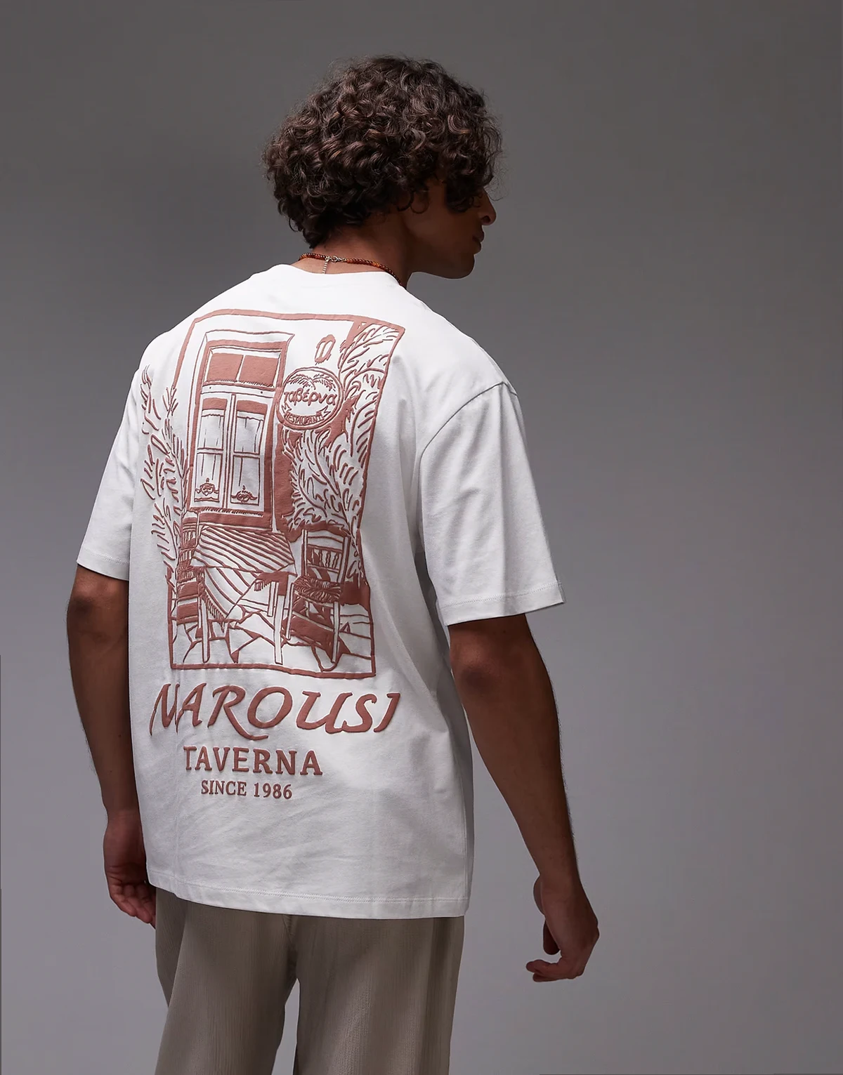 – Biały, luźny T-shirt z nadrukiem tawerny z przodu i z tyłu