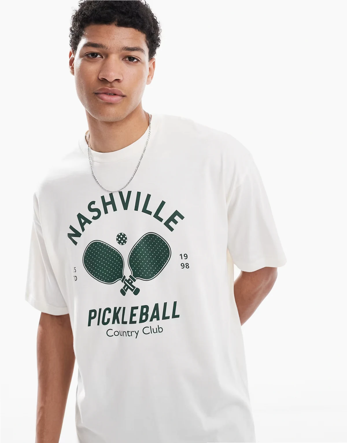 – T-shirt oversize w kolorze złamanej bieli ze sportową grafiką