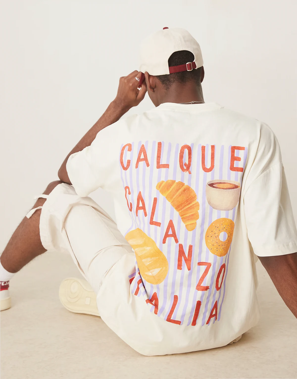 – Biały T-shirt oversize z grafiką na plecach