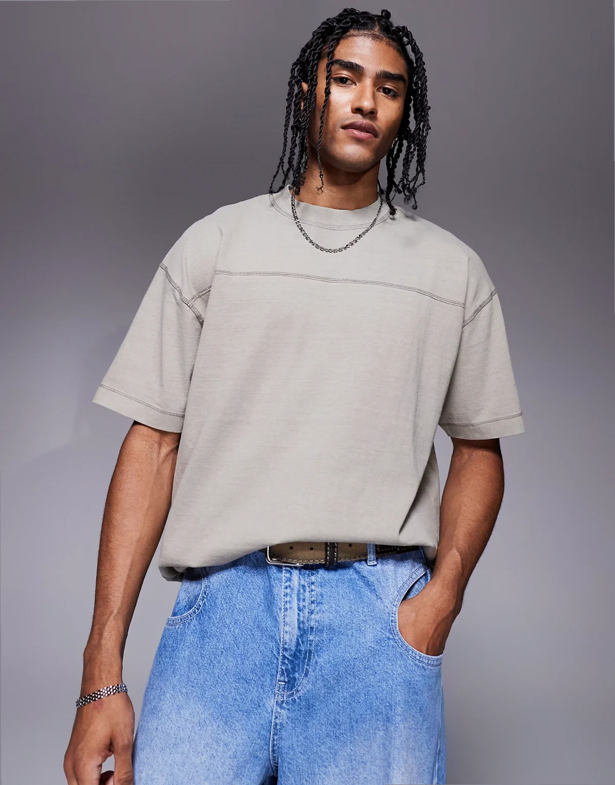 – Kamiennobeżowy sprany T-shirt oversize z ozdobnymi szwami