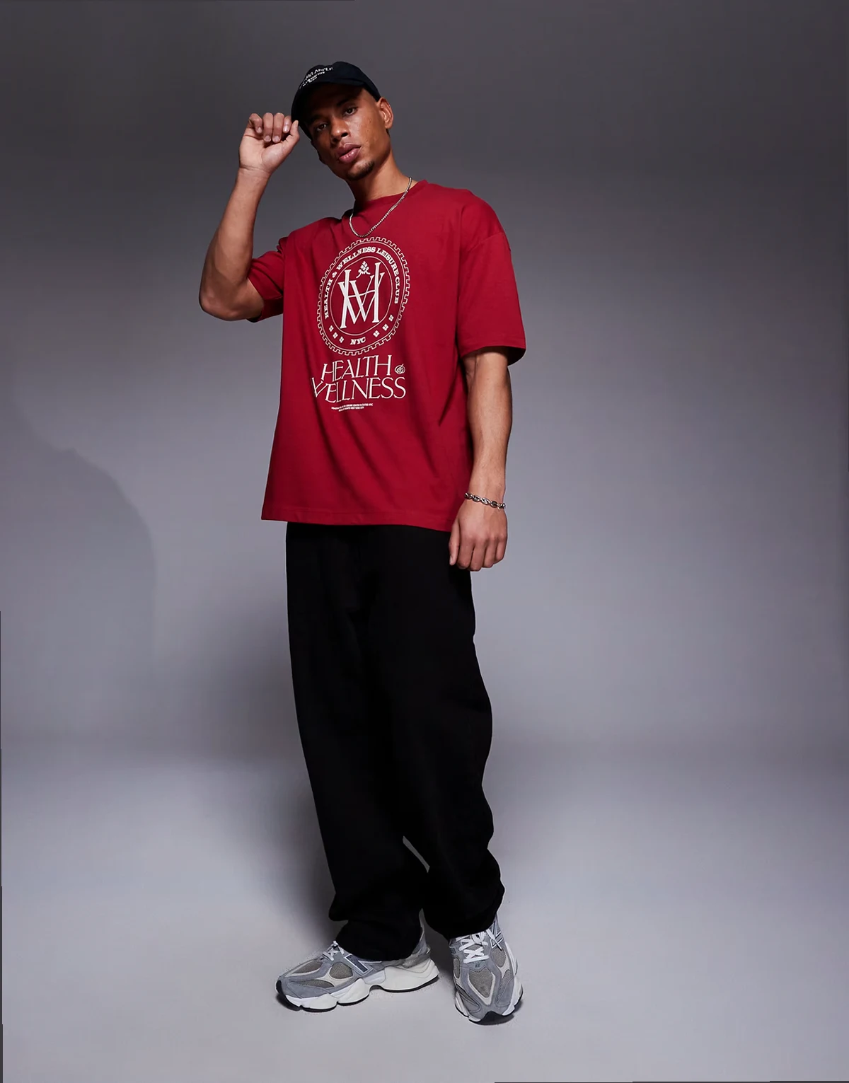 – Czerwony T-shirt oversize z grafiką w uczelnianym stylu