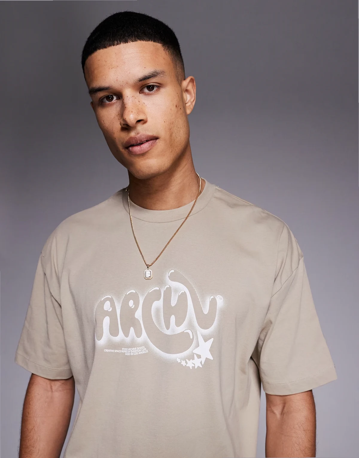 – Pudełkowy T-shirt oversize z grafiką z tekstem