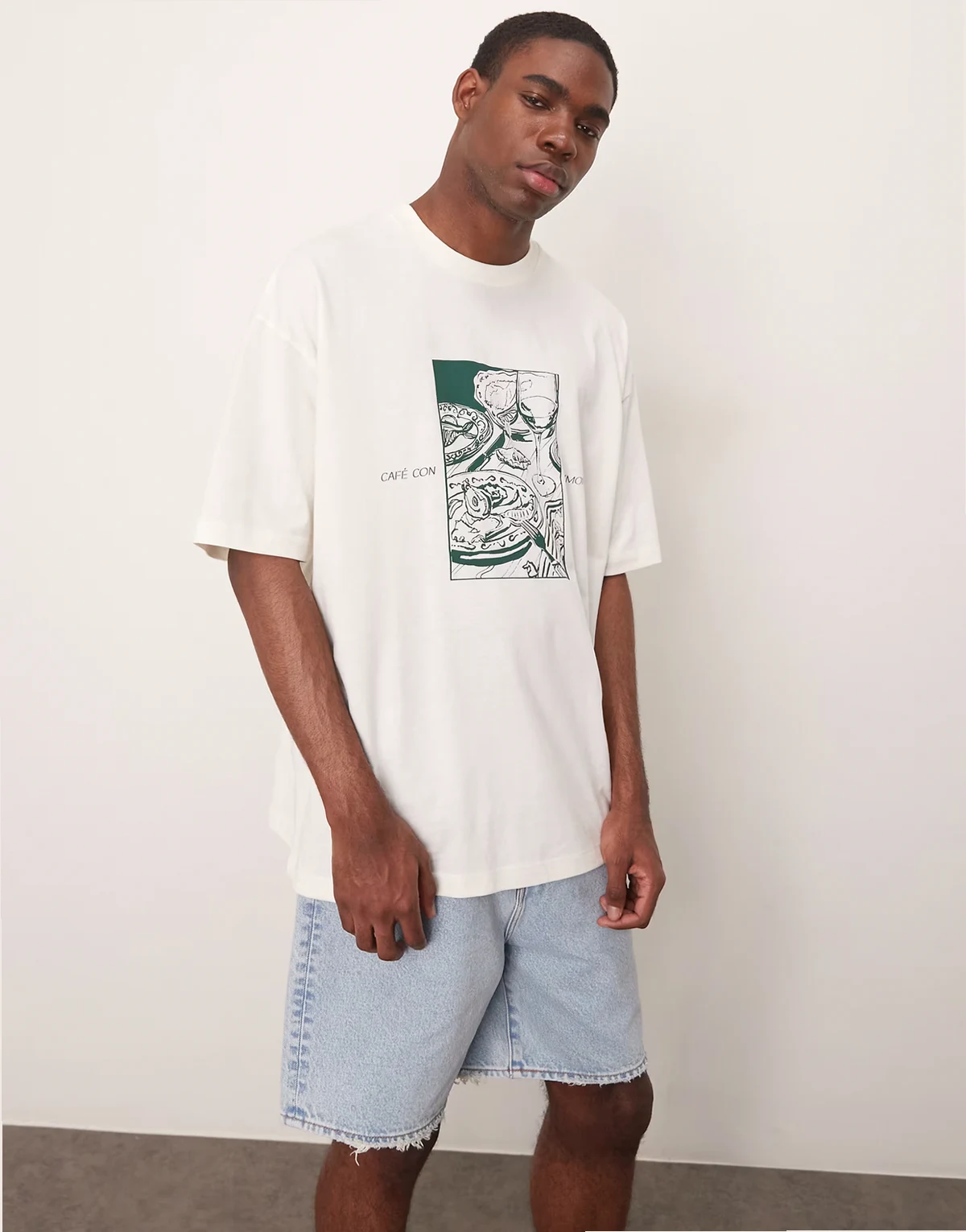 – Kremowy T-shirt oversize z grafiką z motywem kawiarni