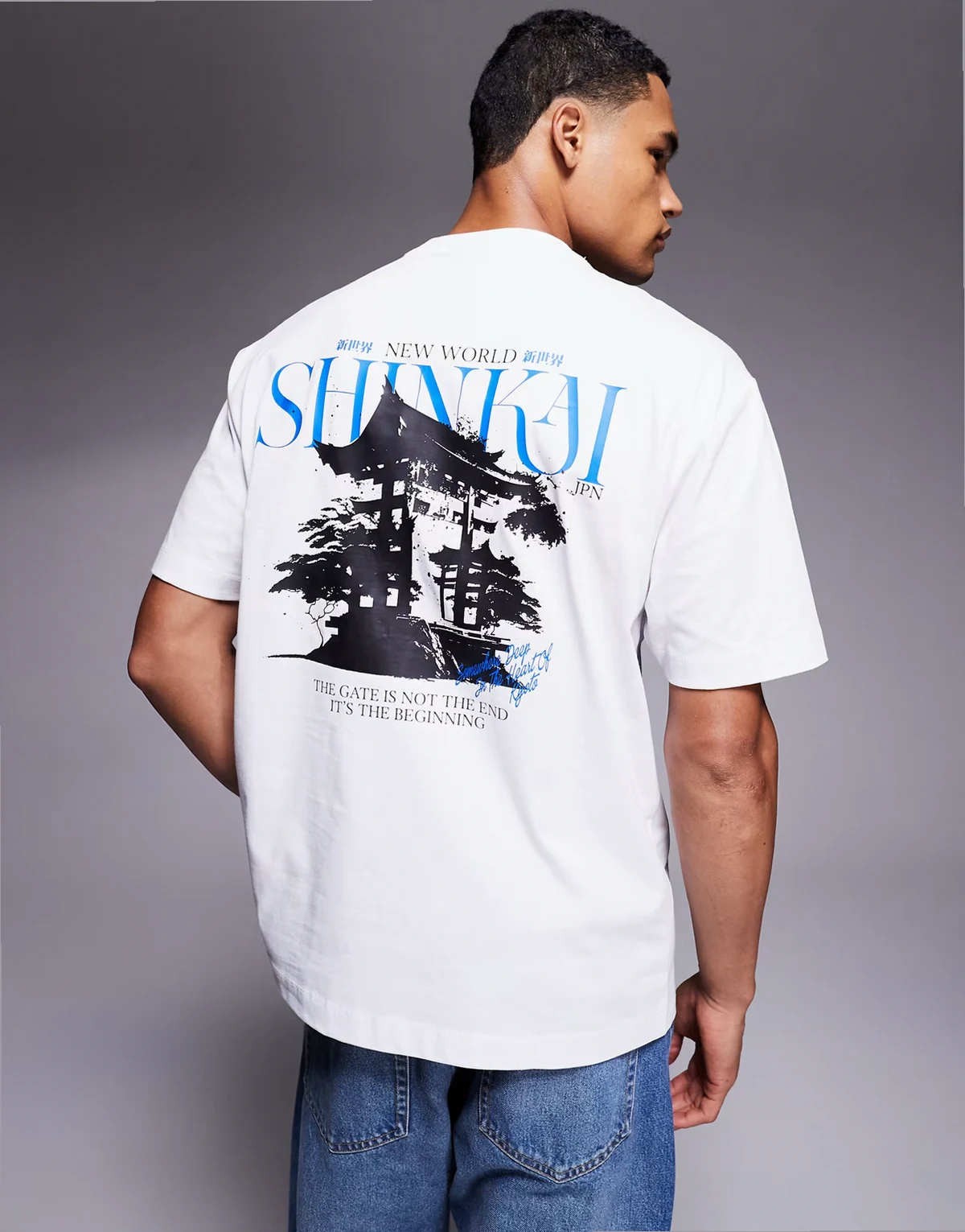 – Biały T-shirt o luźnym kroju z grafiką